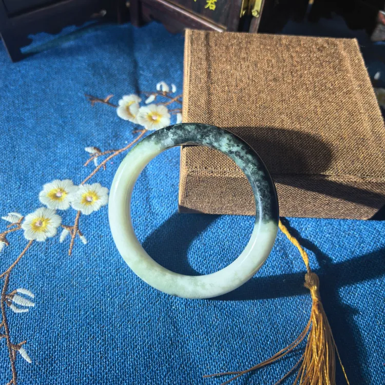 独山玉手镯半山半水色泽细腻颜色丰富