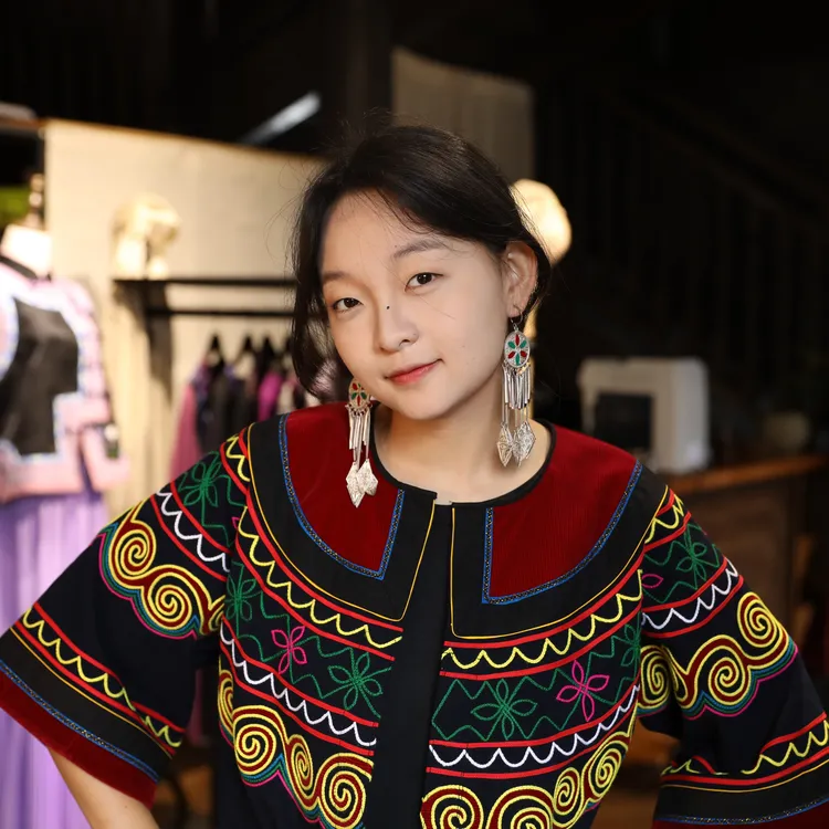 索玛山彝族纯手工短款短袖女上衣经典民族风格