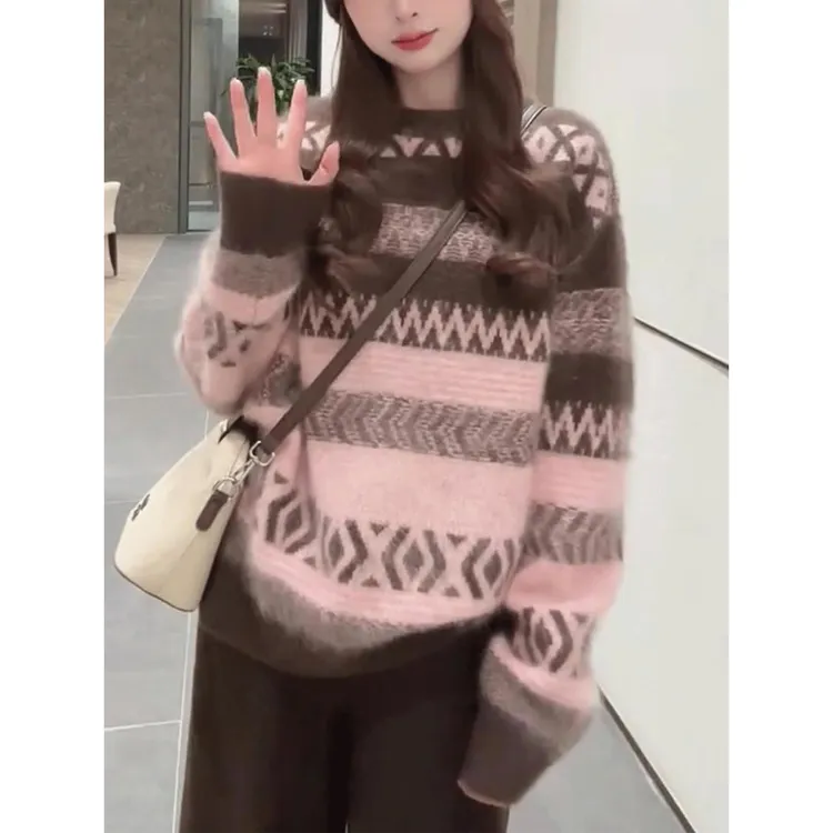 温柔减龄菱格条纹圆领软糯毛衣女秋冬新款宽松显瘦撞色长袖针织衫