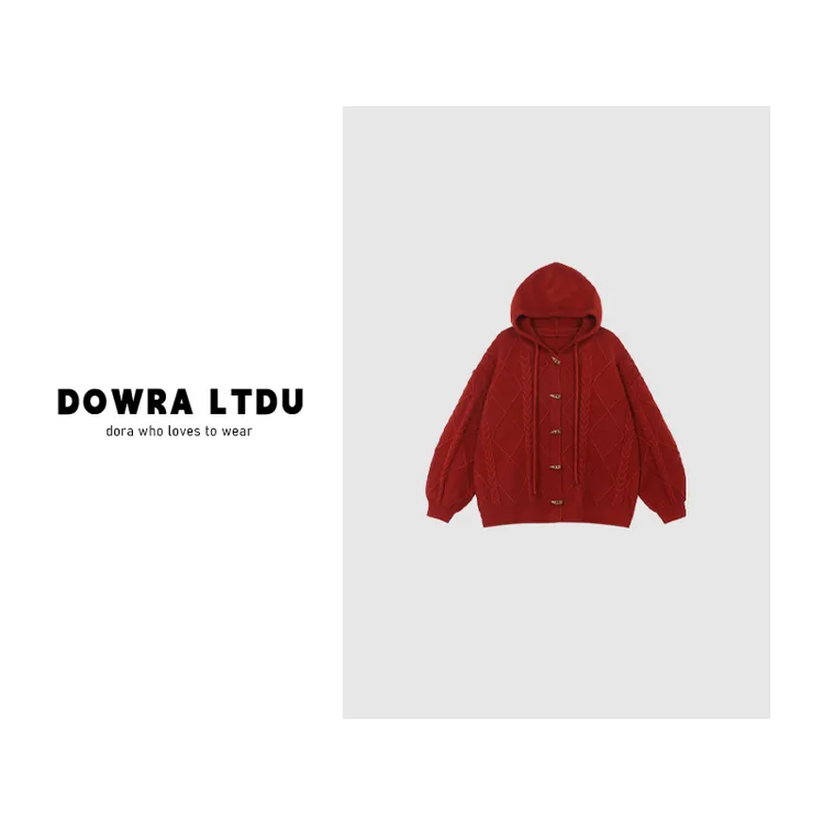 朵拉【暖意环绕】2025年冬季新款牛角扣麻花连帽开衫外套女 102-558