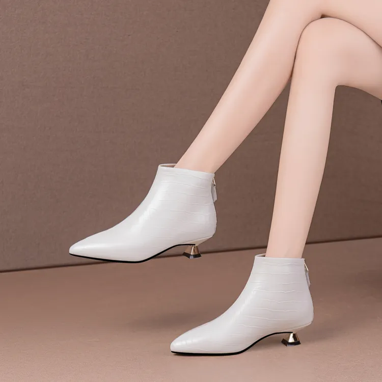 2025秋冬新款真皮尖头白色细跟短靴中跟及踝靴女靴加绒低跟马丁靴