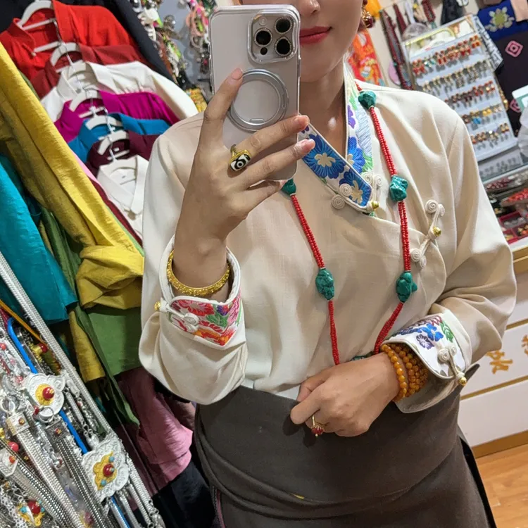 民族新款衬衣边缘绣花大气气质款