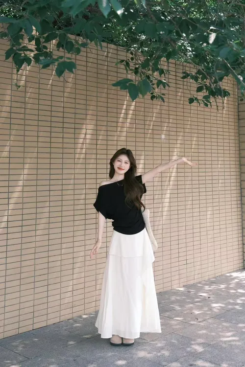 2025夏季新款法式设计感露肩短袖T恤修身显瘦上衣气质百搭半身裙