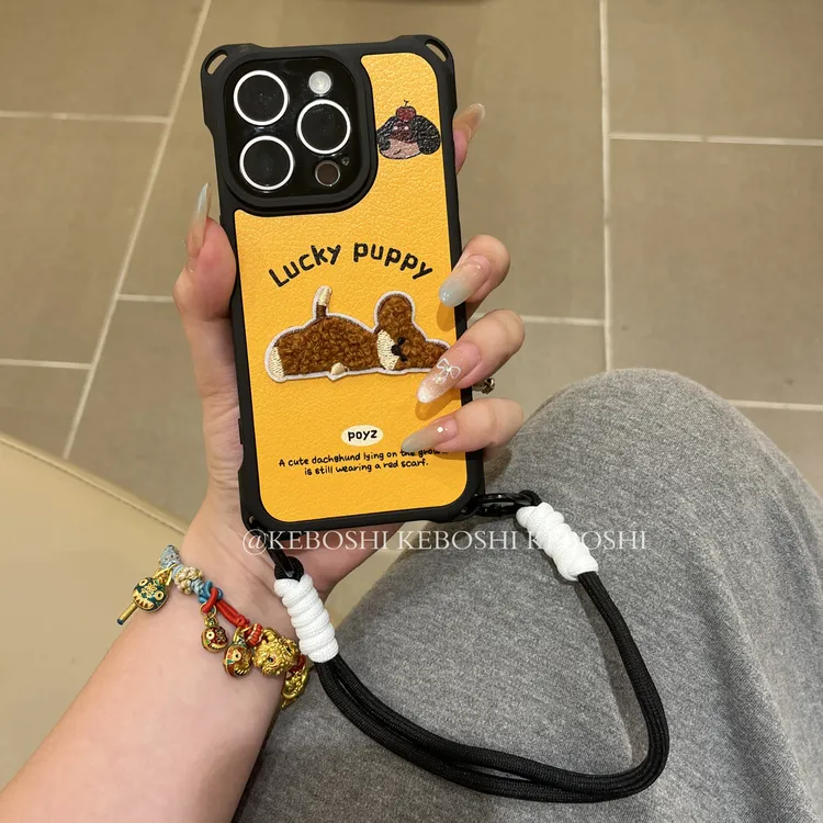 刺绣小狗挂绳适用苹果17/16手机壳iPhone15小米14vivooppo华为p70