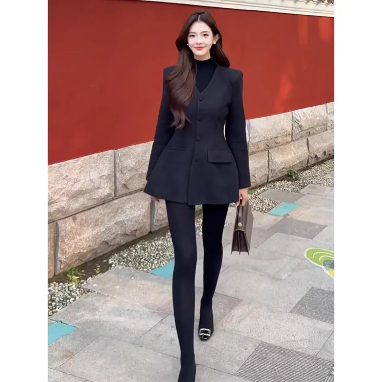 法式赫本风灰色毛呢外套女2025秋冬新款厚黑穿搭沙漏腰中长款大衣