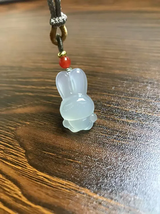 天然白冰玉髓可爱小兔吊坠女款挂坠童趣儿童礼物生肖兔多样性发货