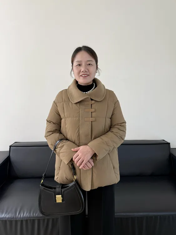 中年妈妈短款羽绒服2025新款中老年冬装白鸭绒外套秋冬时尚小棉袄