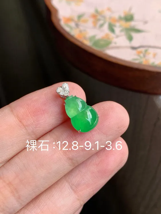 阳绿葫芦吊坠 天然缅A翡翠18k金镶嵌南非真钻