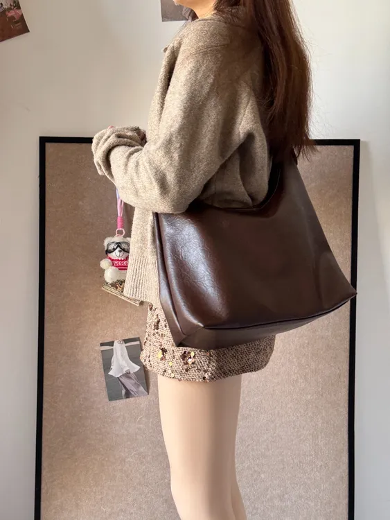【菜芽子】包包女2025新款复古通勤皮包小众百搭大容量斜挎托特包