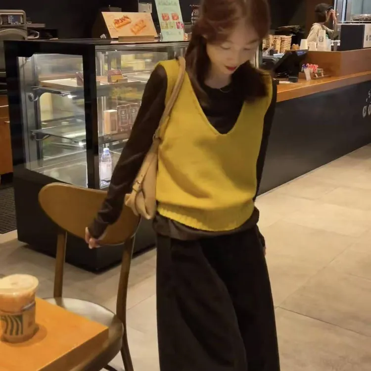秋季新款设计感V领针织背心咖色打底衫＋后松紧灯芯绒八分裤套装