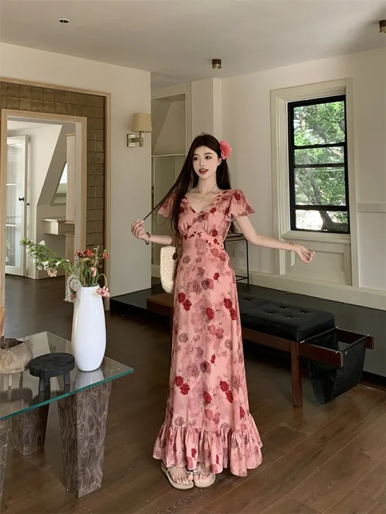 大码女装夏新款玫瑰印花显白气质连衣裙设计感收腰V领长裙