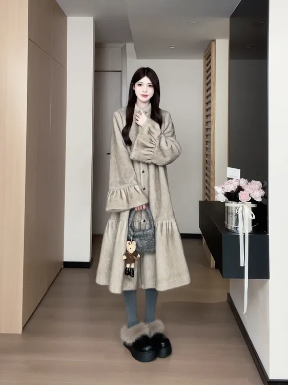 松本丧丧卡其毛绒长外套立领喇叭袖裙摆摆显柔奢甜暖感B254O0171