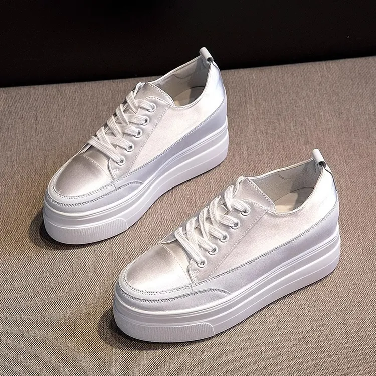 厚底内增高小白鞋女2025春秋8cm百搭网红绸缎透气休闲帆布鞋轻便