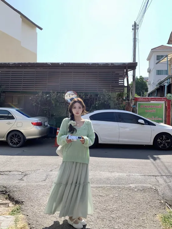 早春新款温柔风立体花朵软糯毛衣设计感小众针织上衣搭吊带连衣裙