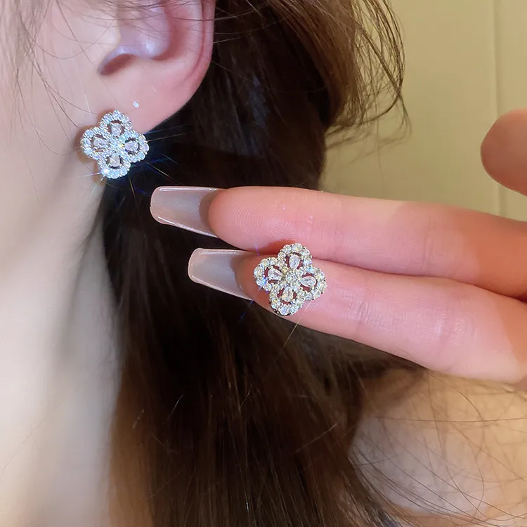 OUY 925银耳饰 闪钻四叶花朵2025年新款轻奢气质高级感搭配耳钉女