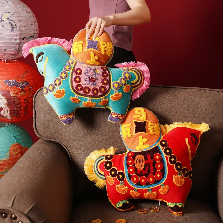 马年抱枕国潮新中式沙发靠垫腰枕异形马靠枕新年结婚生日礼物可爱