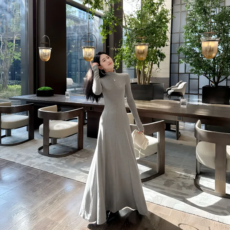 法式高领气质收腰长袖连衣裙女秋冬时尚修身显瘦针织大摆裙打底裙