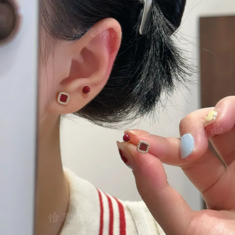 【恰度】红色几何方块锆石豆豆四件套耳钉