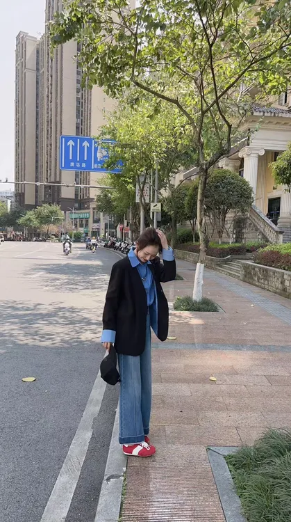 2025秋冬新款黑色假两件套西装外套灰色吊带背心复古阔腿你牛仔裤