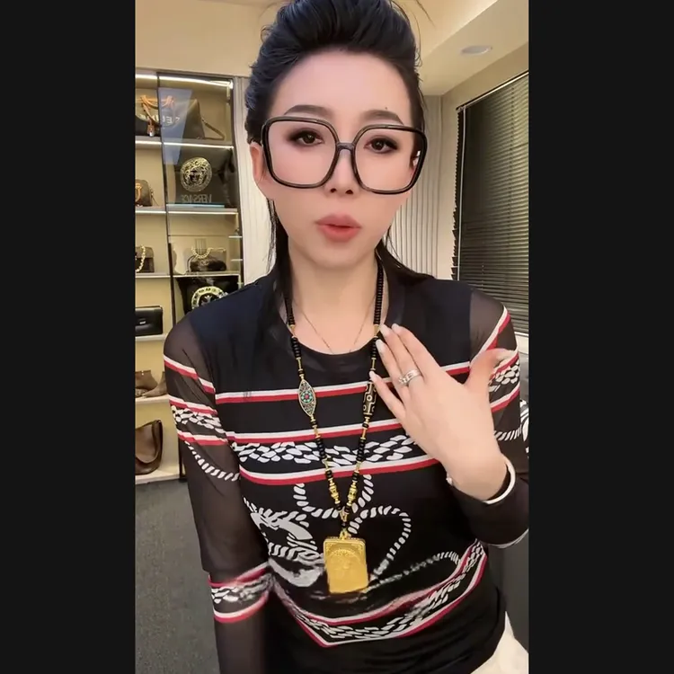 2025-春季爆款时尚减龄洋气显瘦圆领长袖女士撞花小衫