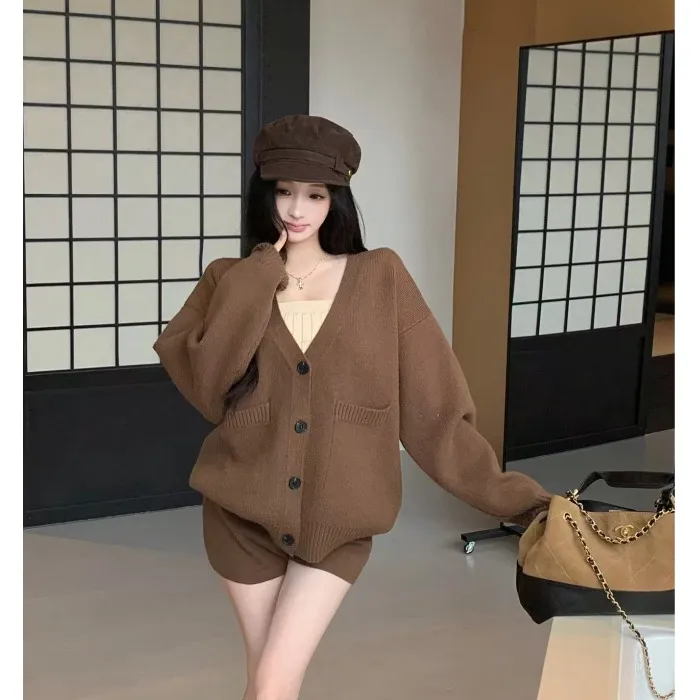 美拉德穿搭套装咖色v领毛衣开衫外套女早秋氛围感针织短裤两件套