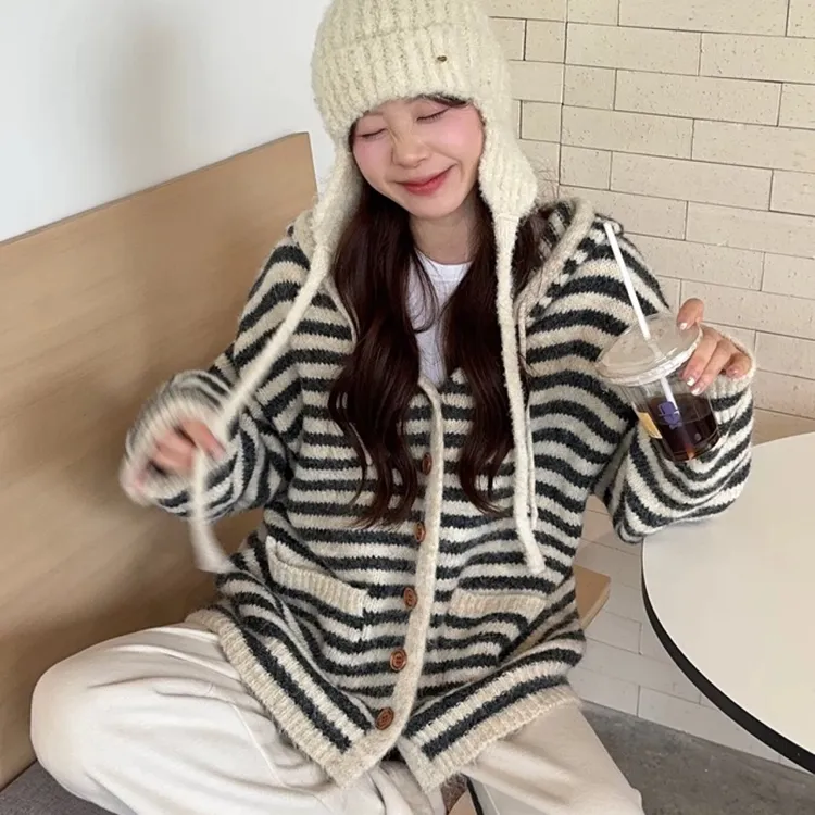 复古撞色条纹连帽毛衣外套女秋冬新款外穿宽松单排扣针织开衫上衣