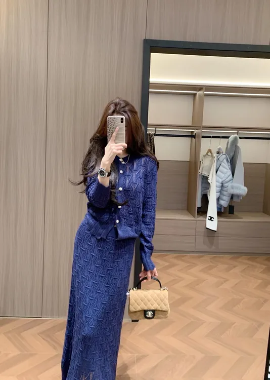 2025秋冬新款韩系气质巨好看的蓝色镂空针织半身裙小香风两件套装