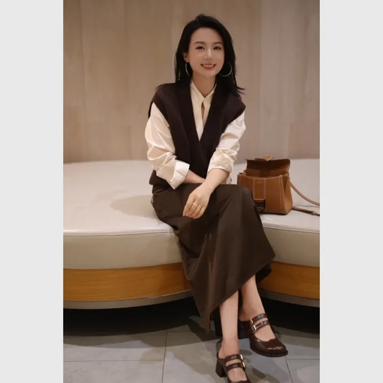2025超火秋套装女重要场合漂亮小香风咖色针织马甲衬衫裙子三件套