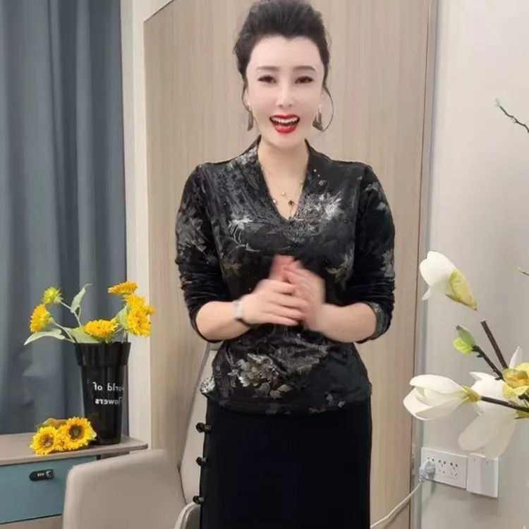 6830打底衫V领黑色百搭T恤不起球网红V领长袖时尚印花女丝绒