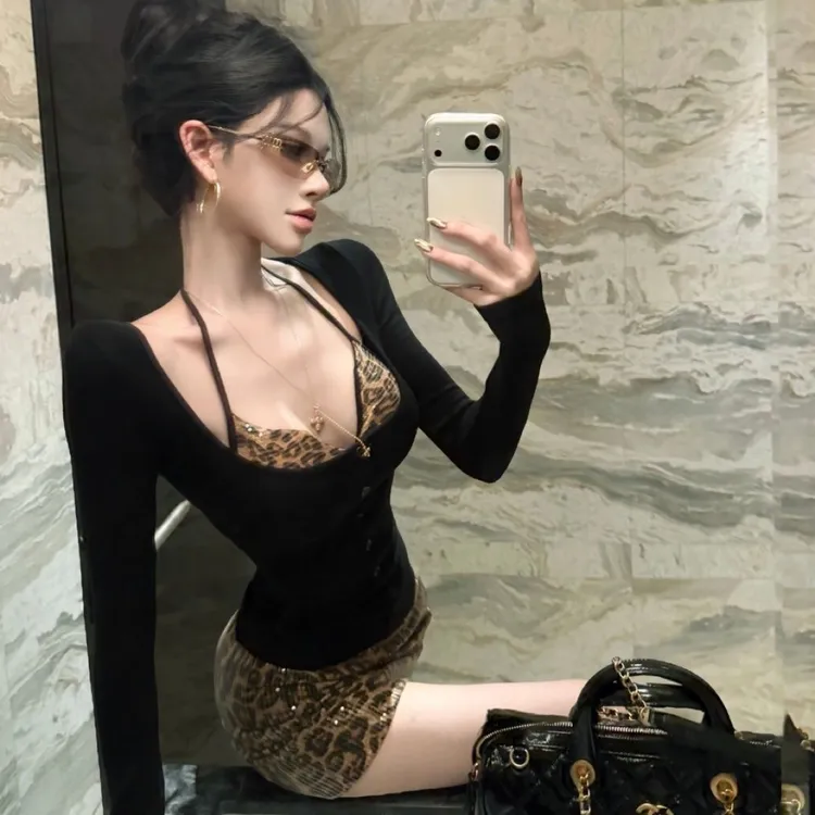 法式性感辣妹豹纹亮片V领挂脖长袖上衣女新款修身显瘦包臀裙套装