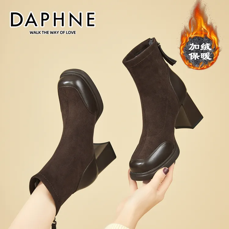达芙妮摩卡棕绒面保暖袜靴女2025冬季加绒时装靴英伦风百搭小短靴