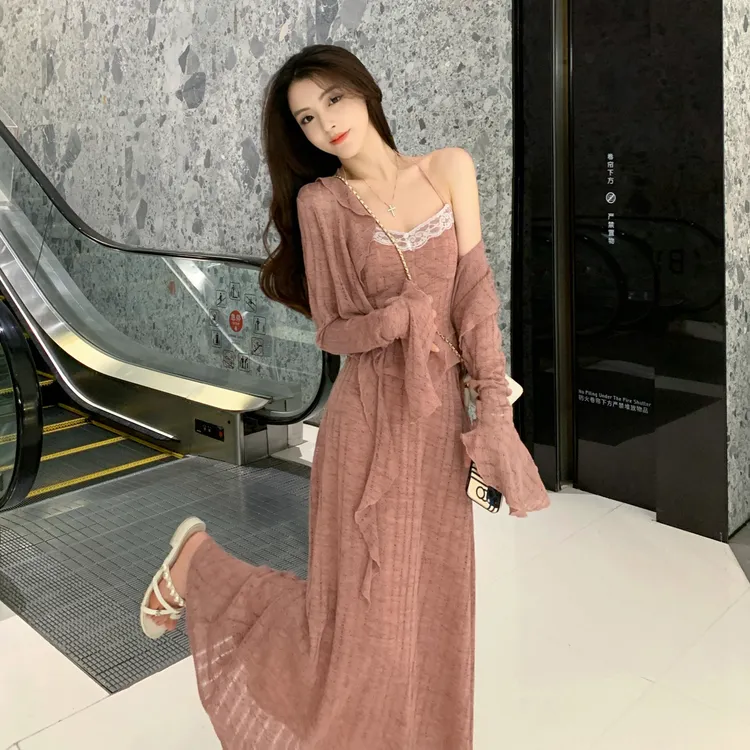 早秋穿搭一整套盐系轻熟减龄显瘦粉色披肩外套吊带半身裙三件套装