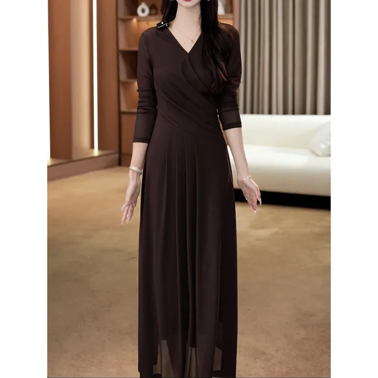 高级感轻奢名媛风纯色V领连衣裙女2025秋季新款气质优雅收腰A字裙