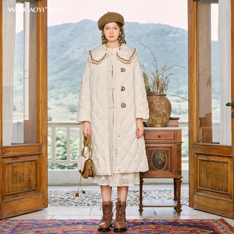 菀壹2025冬季甜美风拼接娃娃领菱格女中长款保暖外套Y21901451