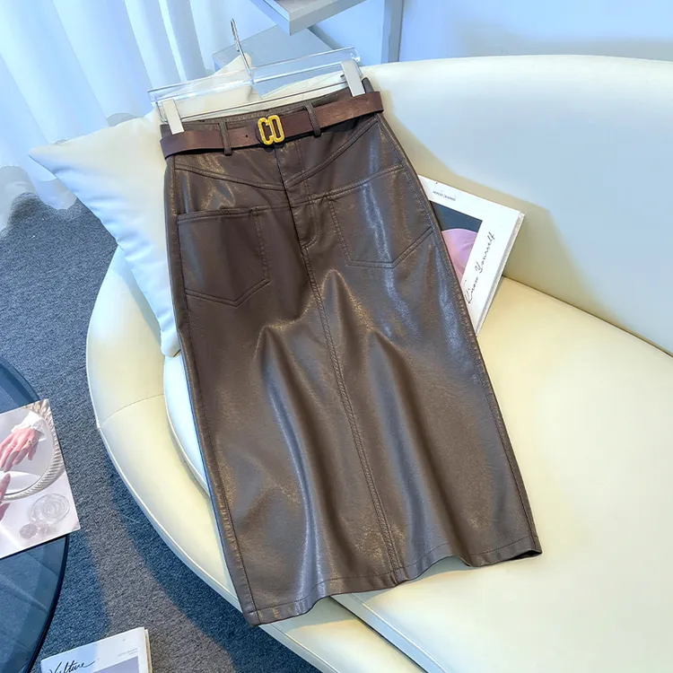拉夏贝尔咖色PU皮半身裙女秋新款2025高腰显瘦皮裙后开叉包臀半裙