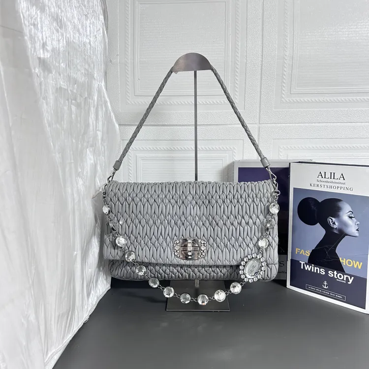 95新 MIU MIU/缪缪 95新灰色大号褶皱宝石链条单肩包