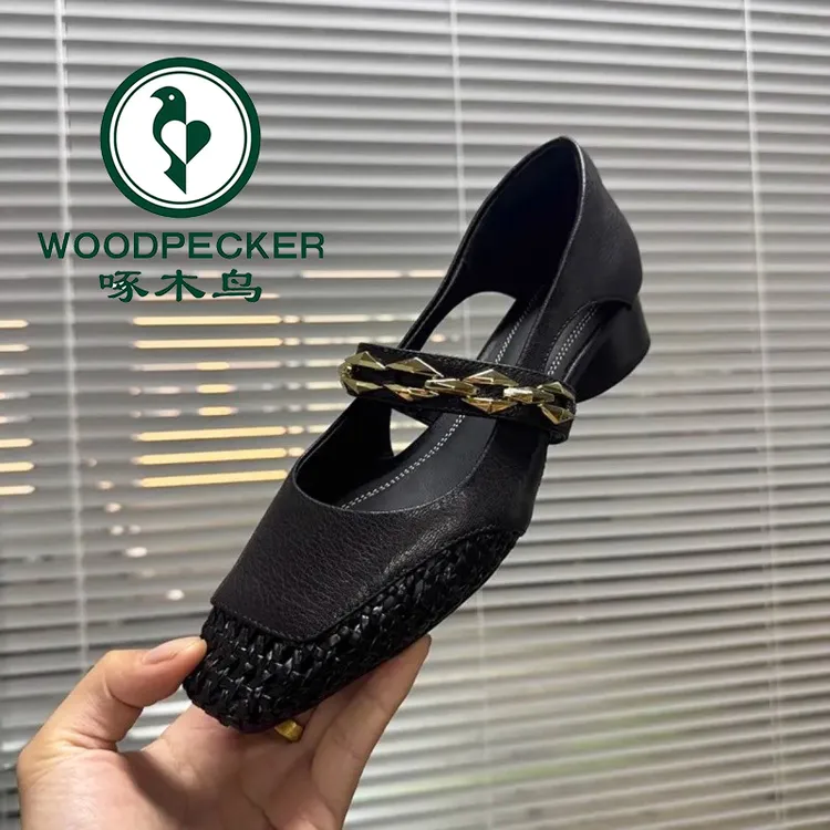 啄木鸟轻奢法式镂空单鞋女2025夏新款透气编织方头一字带粗跟凉鞋