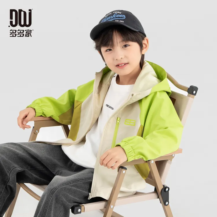 多多家10810【户外.挺括.耐磨】中大童秋季三色撞色拼接户外外套