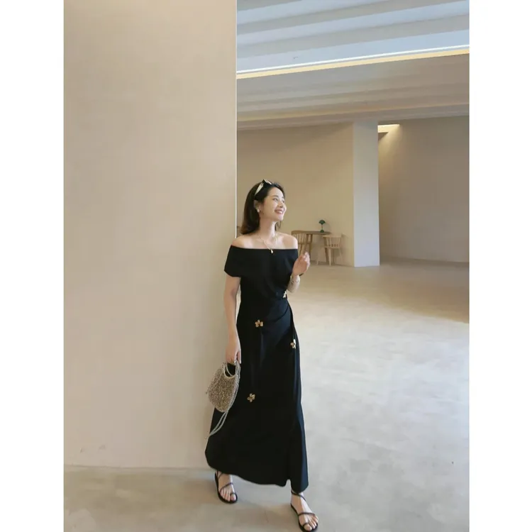 2025夏季新款设计感斜肩立体花朵钉珠连衣裙女法式气质黑色长裙子