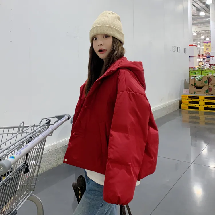 红色设计感牛角扣时尚短款羽绒棉服女2025冬季新款连帽面包服外套