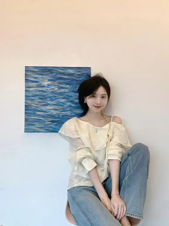 2025早春新款法式白色荷叶边露肩衬衫设计感长袖上衣百搭牛仔裤