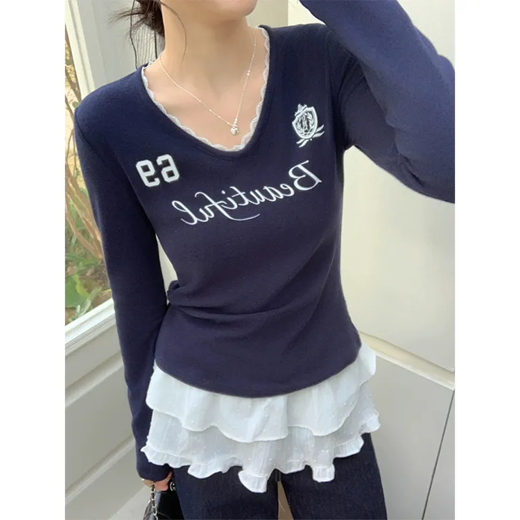 纯欲风字母印花长袖T恤衫女春秋新款蕾丝边V领上衣搭配深蓝牛仔裤