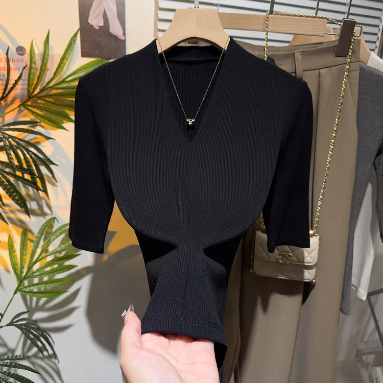 高级感螺纹黑色深V领中袖t恤女春秋修身五分高档次打底衫针织上衣