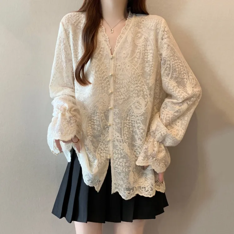 高级感法式V领正肩蕾丝衫女春夏新款设计感漂亮小衫喇叭袖上衣潮