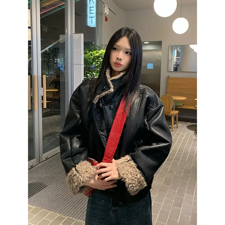 黑色毛绒拼接皮衣女冬季2025新款韩版宽松夹棉防风加厚保暖短外套