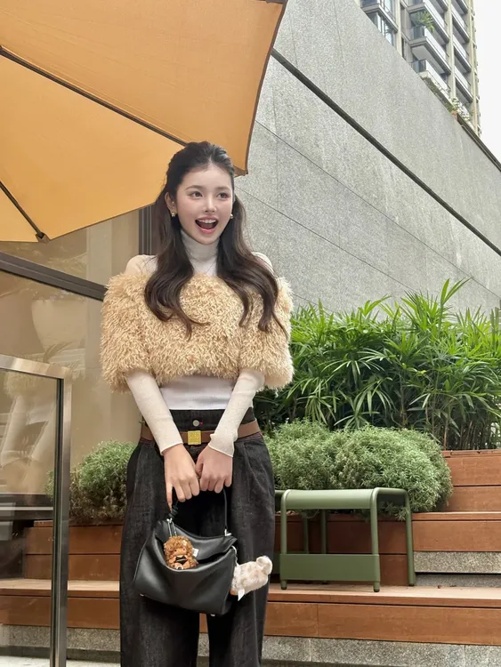 2025秋冬新款高级感一字肩毛毛短外套+内搭高领针织衫+牛仔裤套装