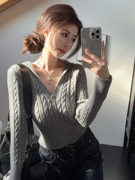 韩系灰色V领连帽针织衫女秋设计感麻花套头毛衣辣妹短款修身上衣