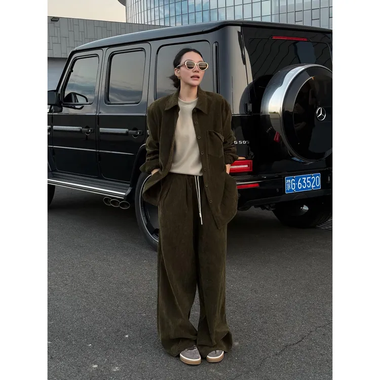 老钱风女装穿搭秋季时尚巨好看松弛感复古灯芯绒衬衫阔腿裤两件套