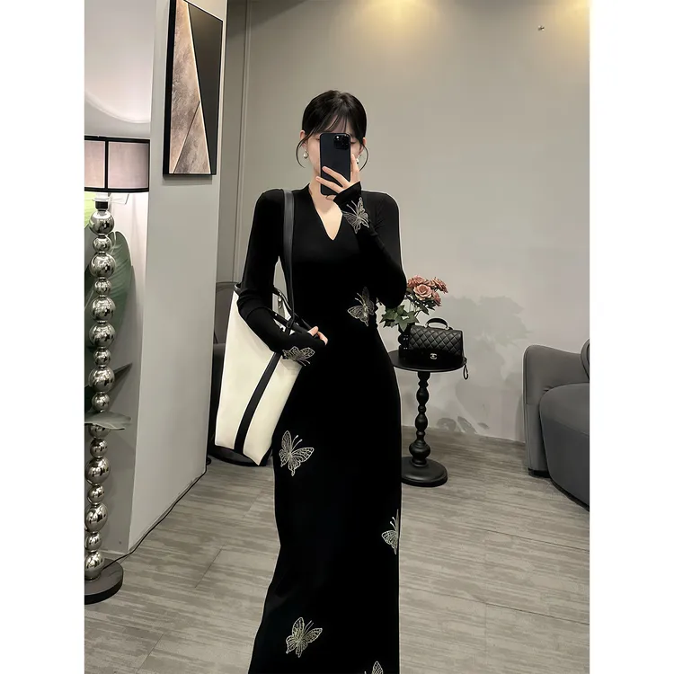 纯欲辣妹V领烫钻蝴蝶长袖连衣裙女秋季新款修身显瘦高级感A字长裙