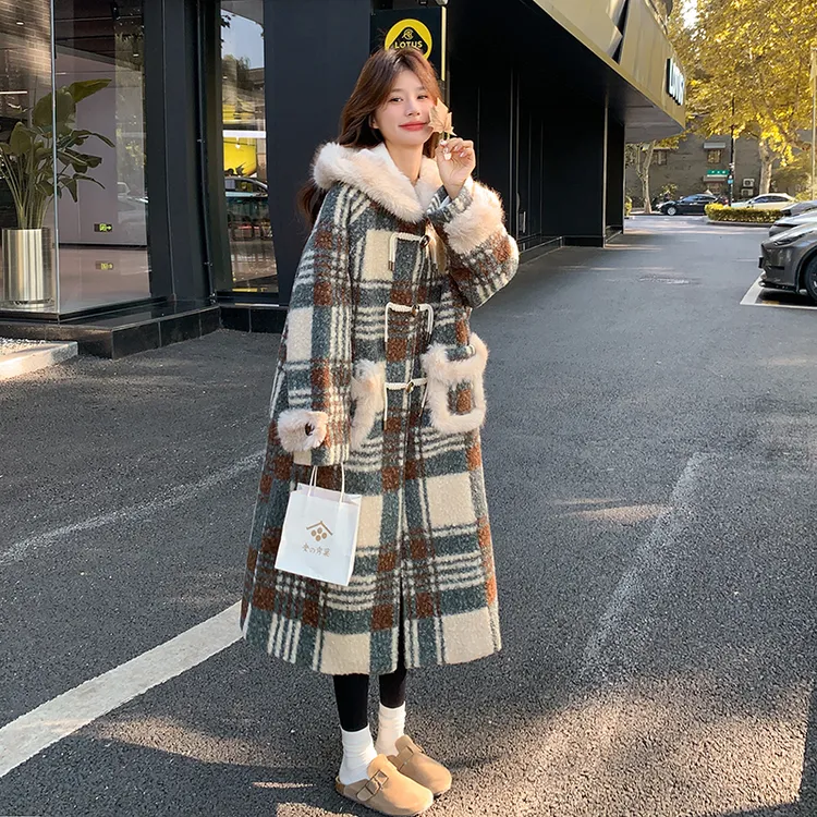 绿色格子羊羔毛拼接毛呢大衣女长款过膝2025冬季新款加厚呢子大衣
